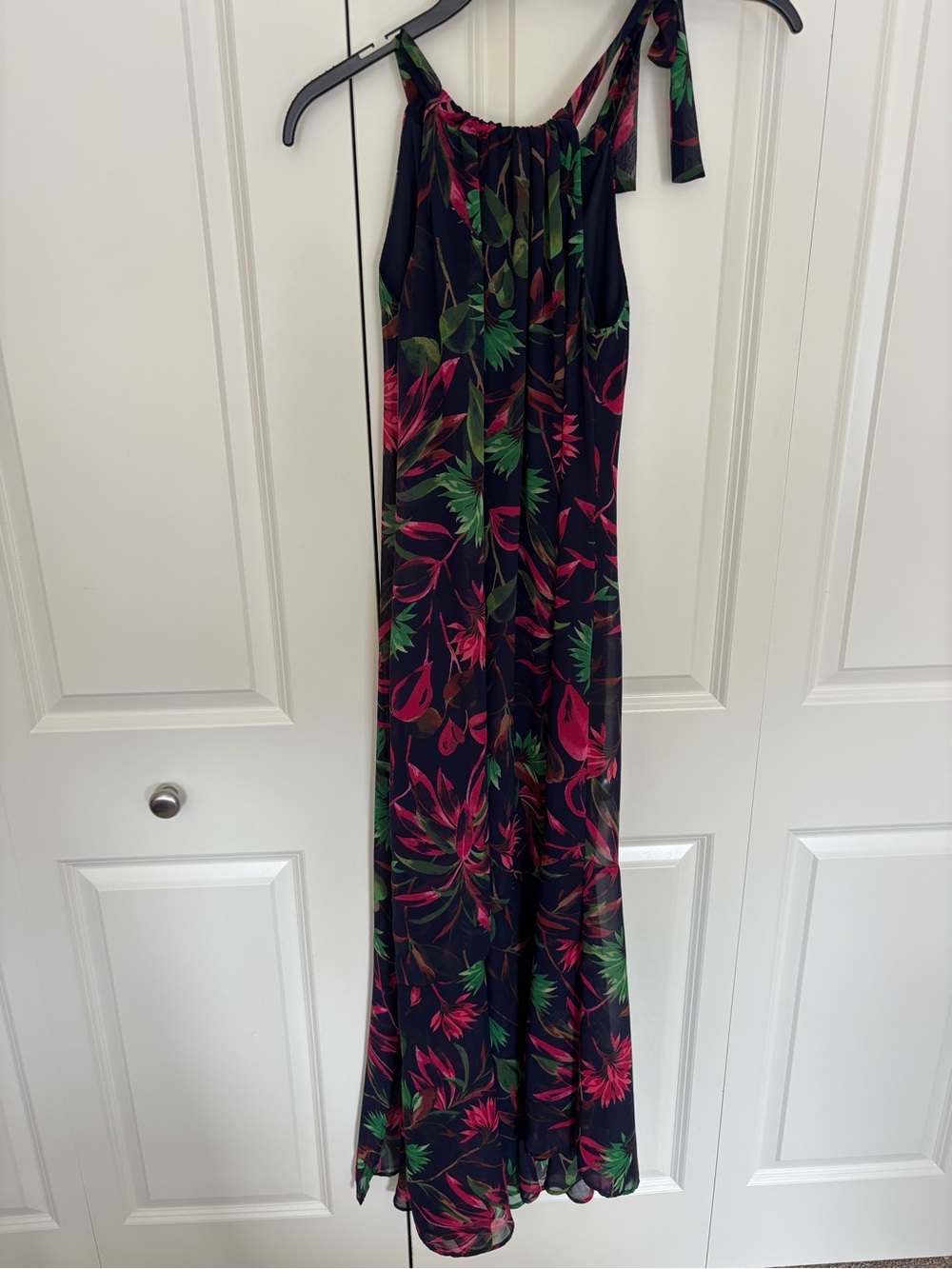 Just Taylor floral maxi dress size 0. NWT. Ties at neck. Back zipper.